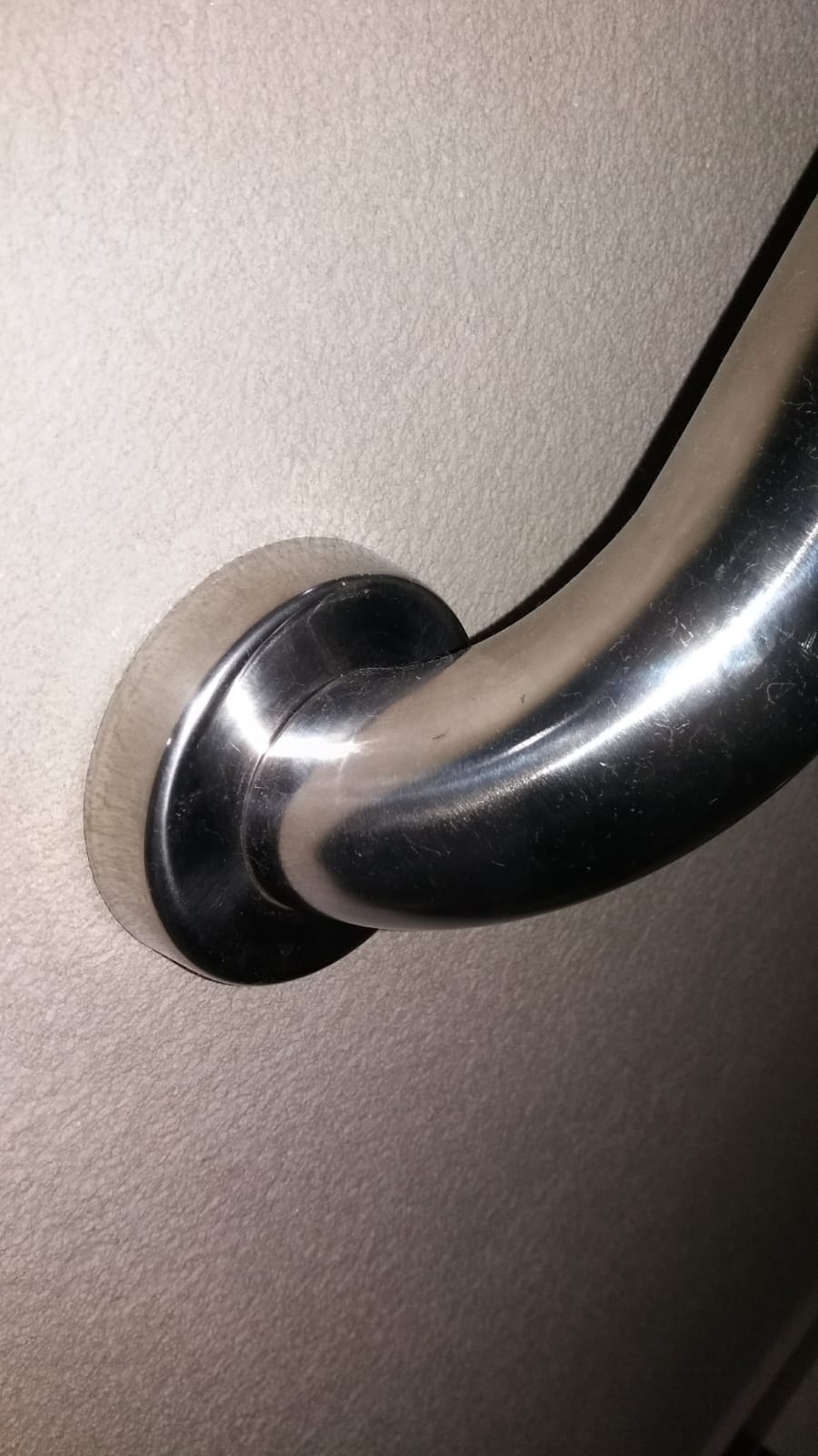 Detalhe de suporte de corrimão em inox