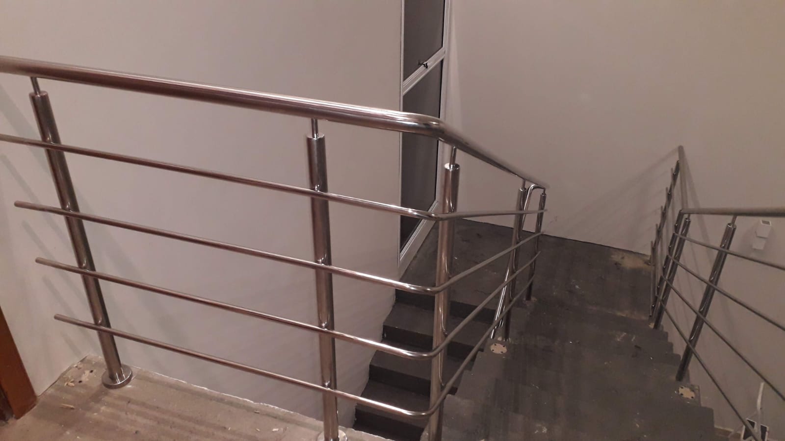 Corrimão em inox em escadaria interna