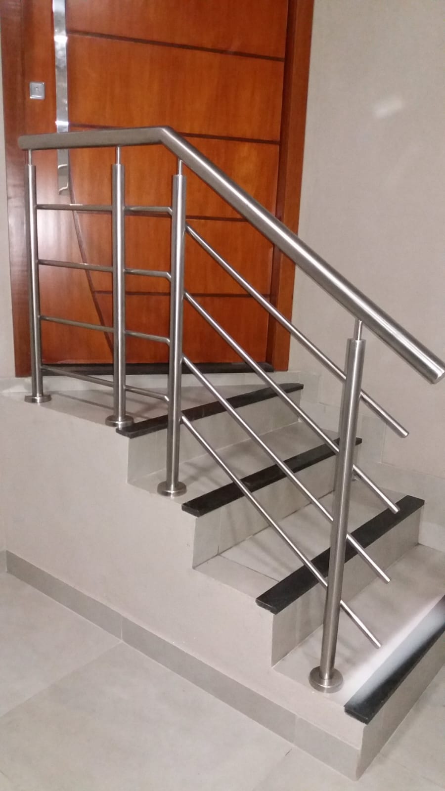 Corrimão em inox instalado em escada residencial