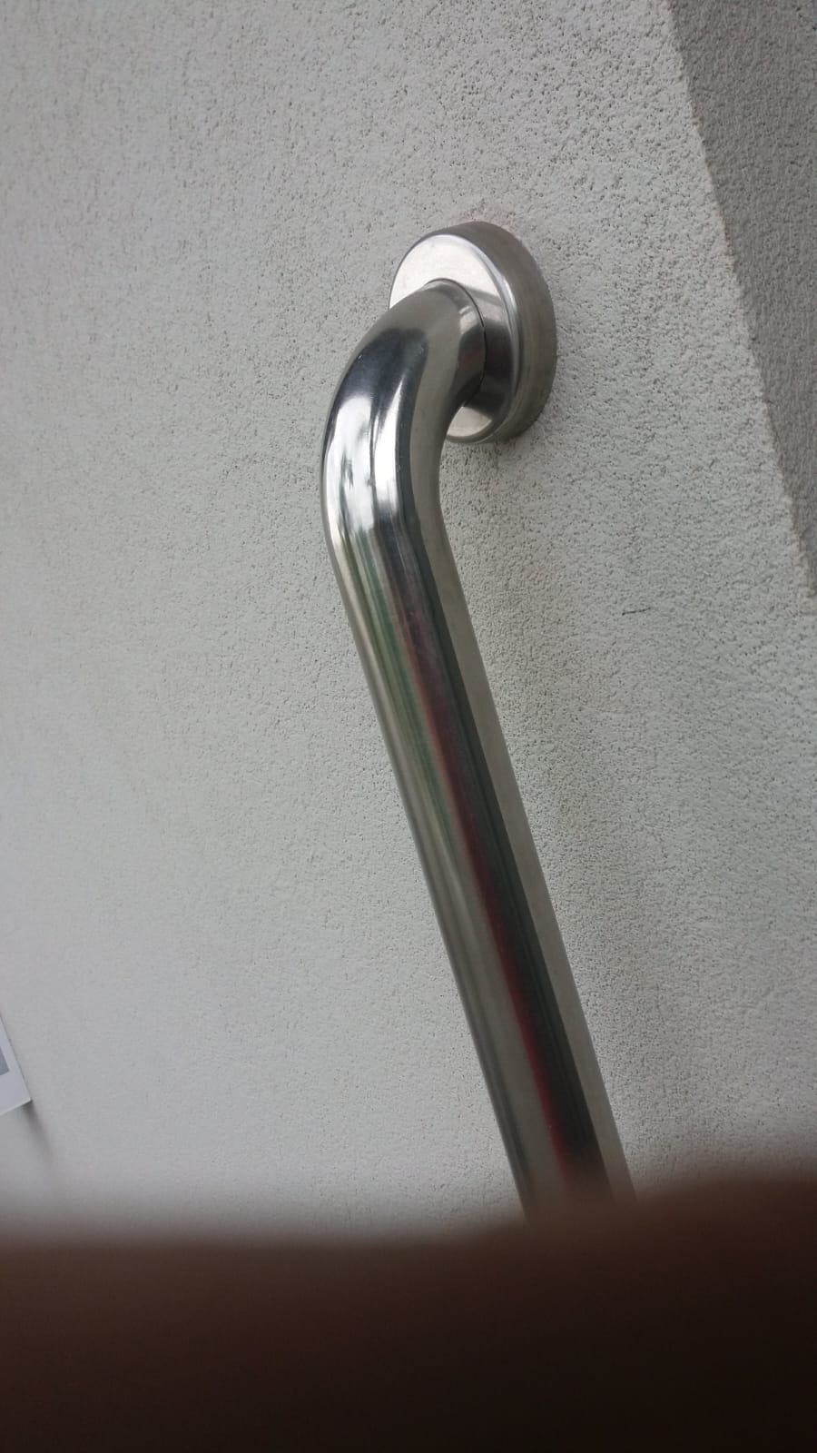 Corrimão em inox fixado na parede