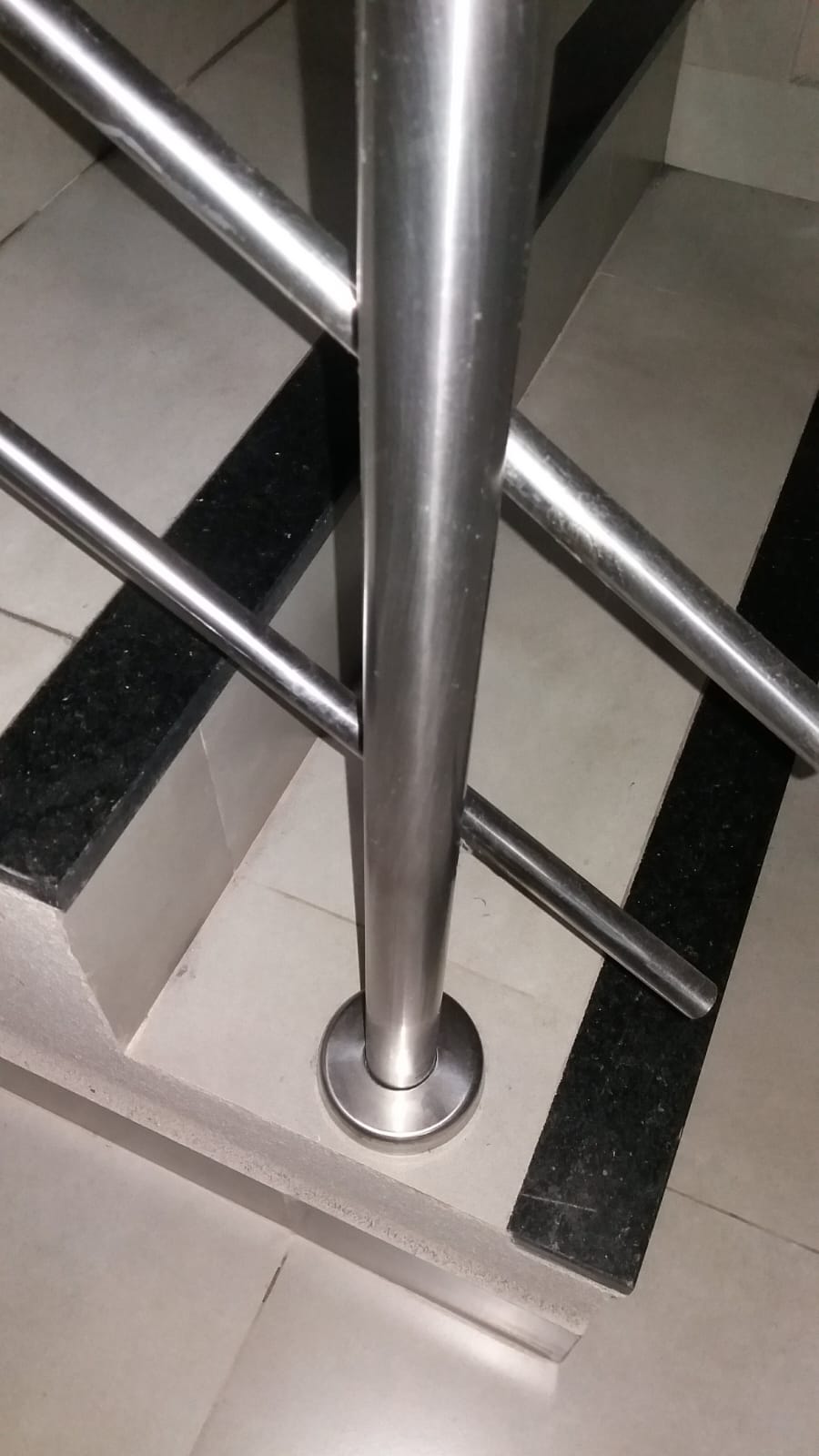 Detalhe de fixação de corrimão em inox