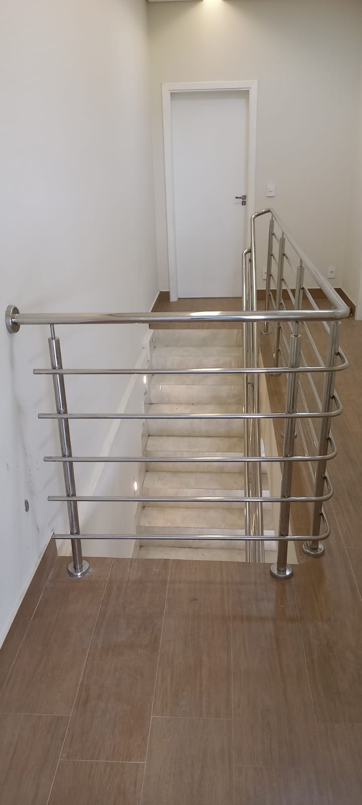 Guarda-corpo em inox em escada interna