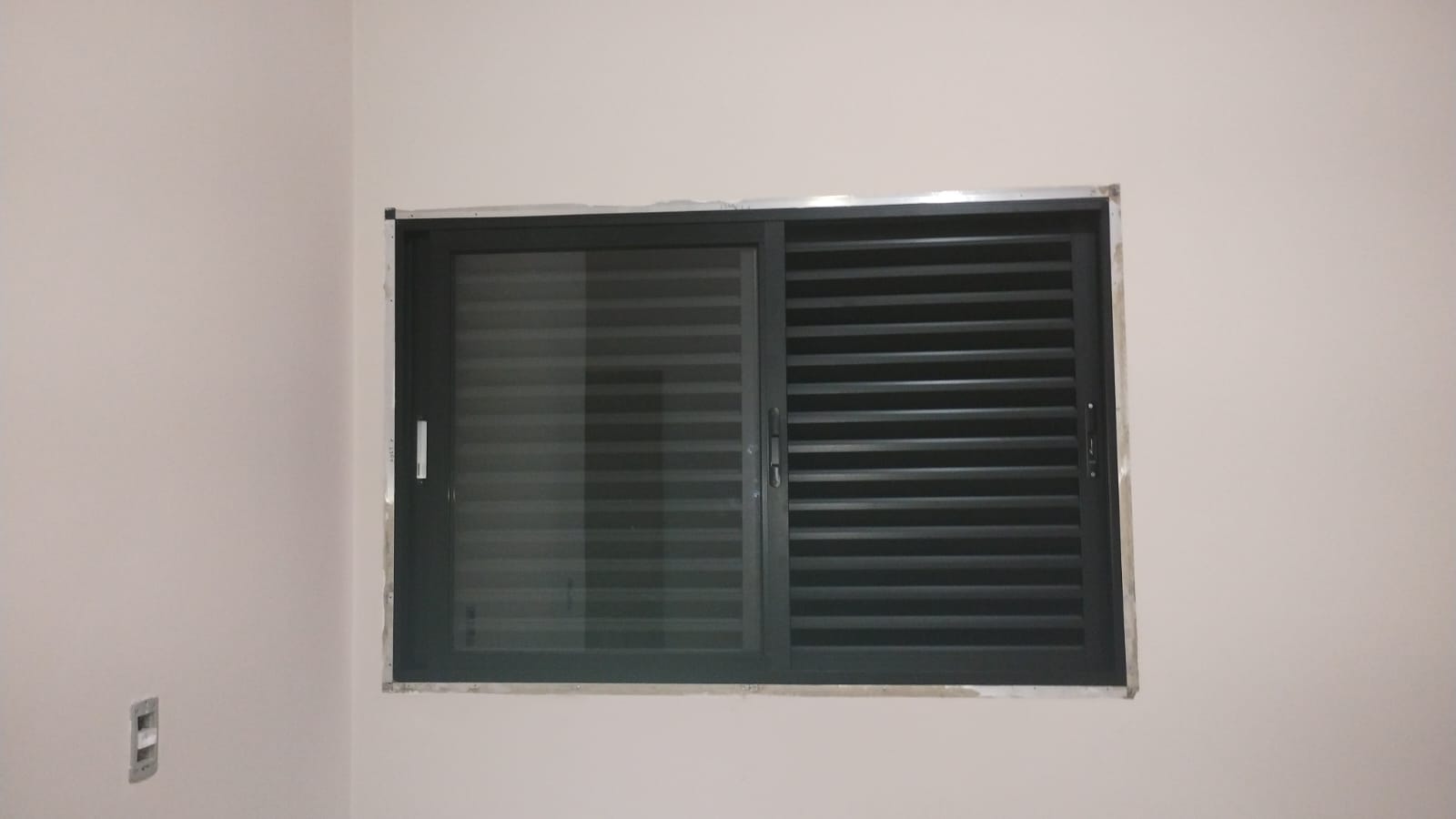 Janela de alumínio com veneziana instalada
