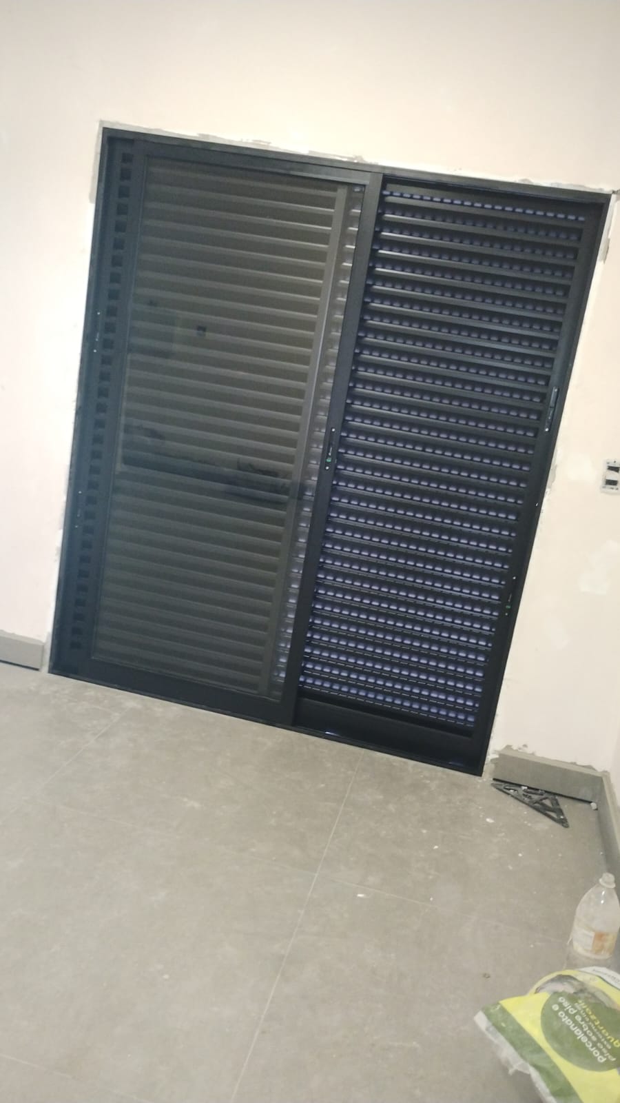 Porta de alumínio com veneziana instalada